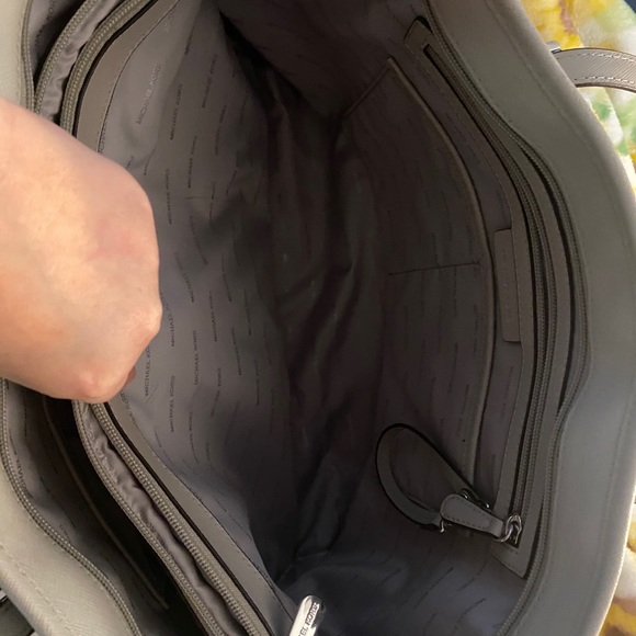 Michael Kors Extra Large Jet Set Laptop Tote Bag - Picture 4 of 4